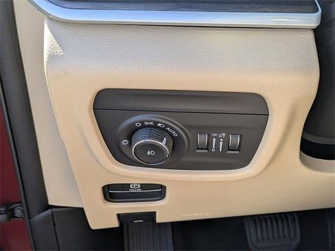 New 2025 Jeep Grand Cherokee Limited w/ Luxury Tech Group II RWD image 16