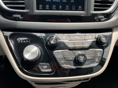 Used 2019 Chrysler Pacifica Touring-L FWD image 19