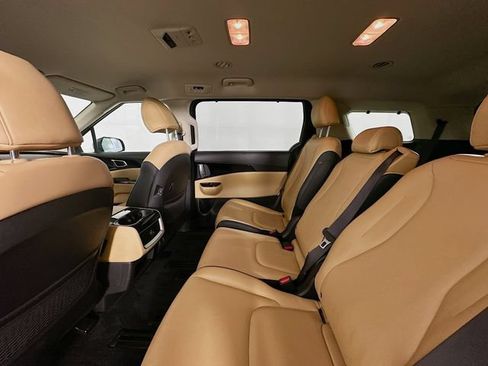 Used 2024 Kia Carnival EX FWD image 24