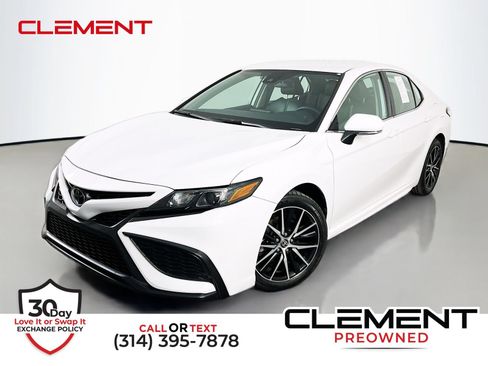 Used 2022 Toyota Camry SE FWD image 1