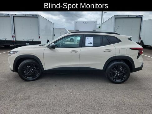 Used 2026 Chevrolet Trax ACTIV w/ Sunroof Package FWD image 4
