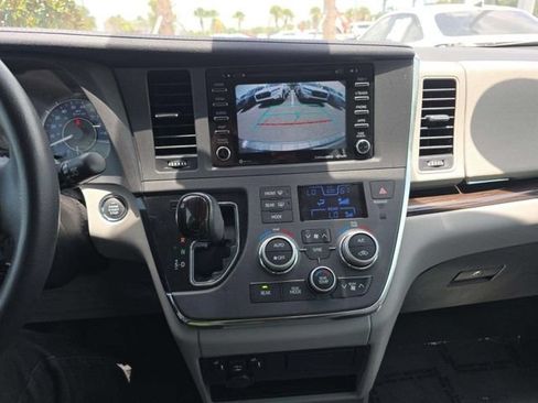 Used 2019 Toyota Sienna XLE FWD image 11