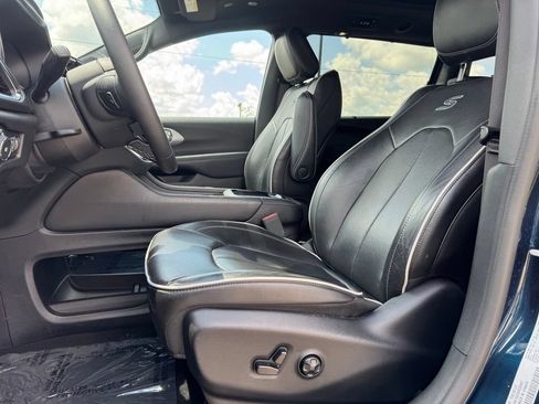 Used 2025 Chrysler Pacifica Limited FWD image 6