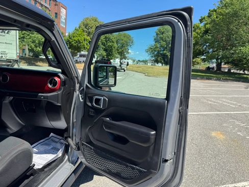 Used 2019 Jeep Wrangler Unlimited Rubicon w/ Cold Weather Group AWD/4WD image 17