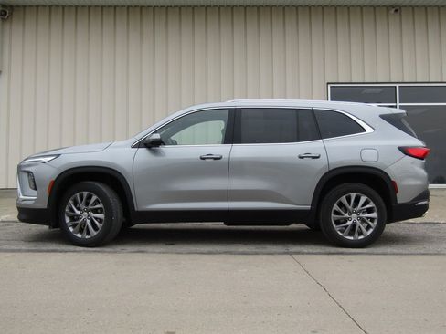 Used 2025 Buick Enclave Preferred image 11