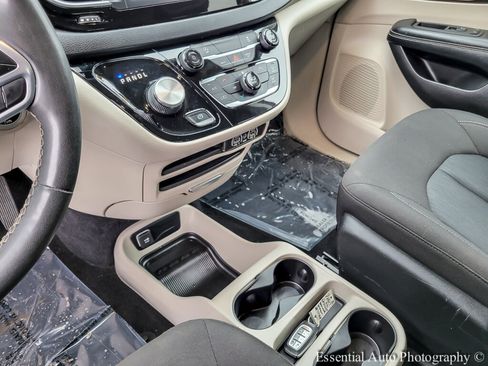 Used 2022 Chrysler Voyager LX image 27