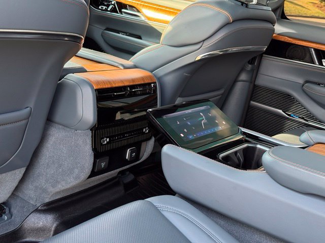 Used 2023 Jeep Grand Wagoneer Series III AWD/4WD image 28