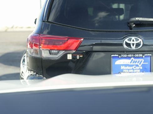 Used 2022 BMW X6 xDrive40i w/ M Sport Package image 68