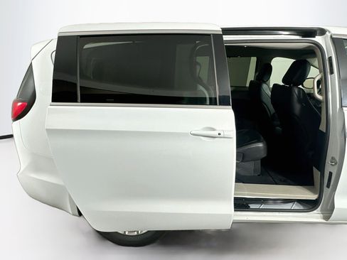 Used 2024 Chrysler Pacifica Touring-L FWD image 30