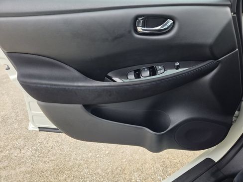 Used 2018 Nissan Leaf SV w/ SV Technology Package FWD image 25