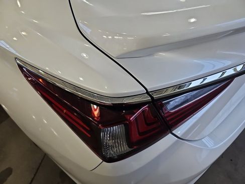 Certified 2025 Lexus ES 300h Ultra Luxury w/ Accessory Package (Z2) image 36