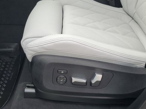 New 2026 BMW X5 xDrive50e image 9