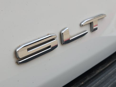 Used 2024 GMC Yukon XL SLT image 9