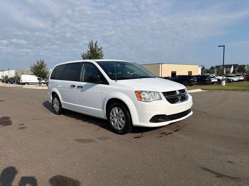 Used 2020 Dodge Grand Caravan SE FWD image 3