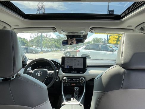 Used 2023 Toyota RAV4 XLE Premium image 14