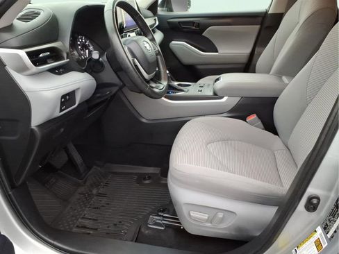 Used 2023 Toyota Highlander LE image 17