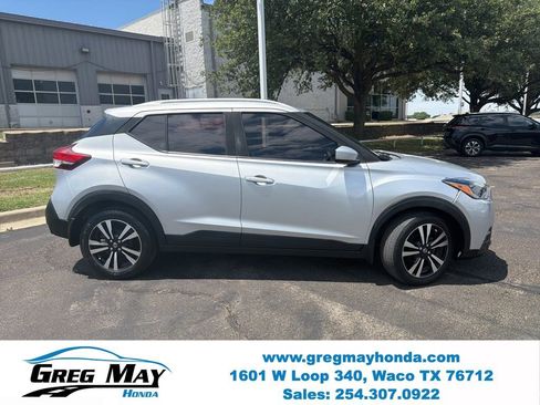 Used 2018 Nissan Kicks SV FWD image 2