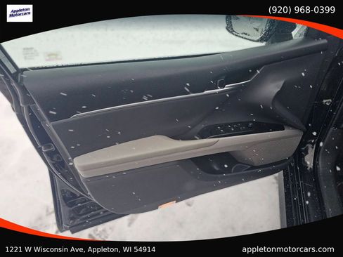 Used 2018 Toyota Camry LE image 10