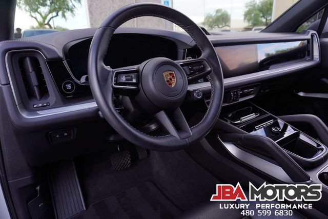 Used 2024 Porsche Cayenne AWD/4WD image 5