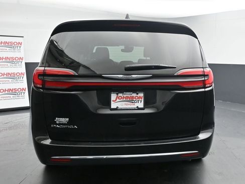 Used 2024 Chrysler Pacifica Touring-L image 8