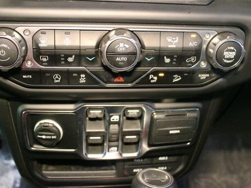 Used 2019 Jeep Wrangler Unlimited Sahara w/ Dual Top Group AWD/4WD image 20