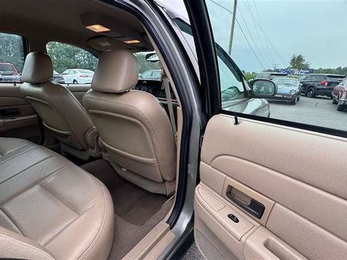 Used 2003 Ford Crown Victoria LX RWD image 38