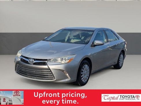 Used 2015 Toyota Camry LE image 4