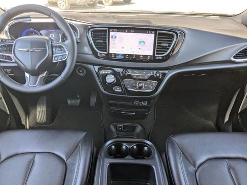 Used 2025 Chrysler Pacifica Select image 24