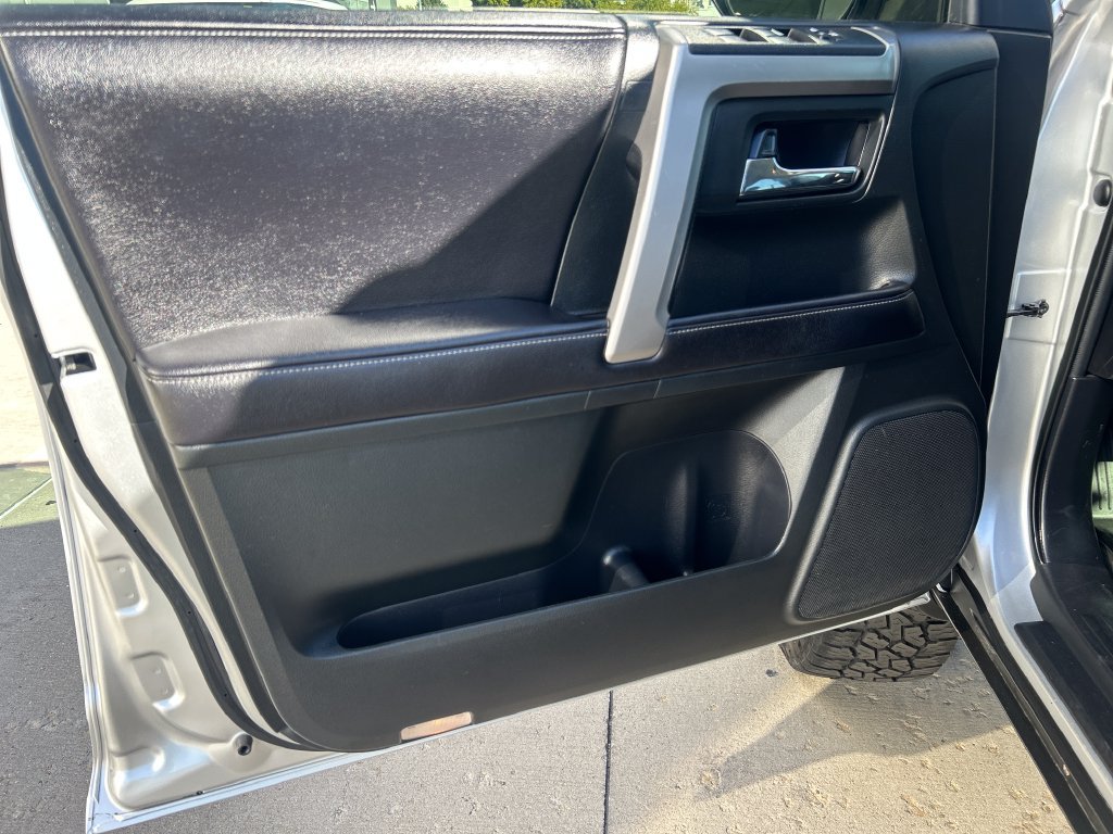 Used 2016 Toyota 4Runner SR5 AWD/4WD image 10