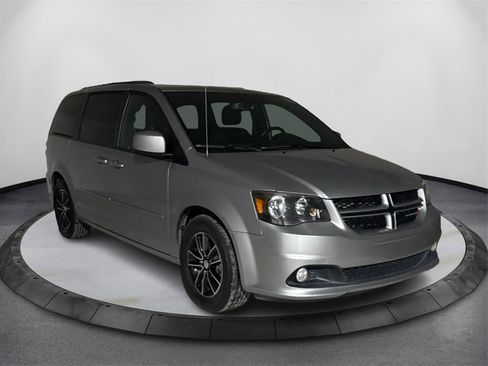 Used 2017 Dodge Grand Caravan GT image 3