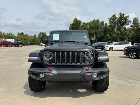 Used 2025 Jeep Gladiator Rubicon w/ Convenience Group AWD/4WD image 2