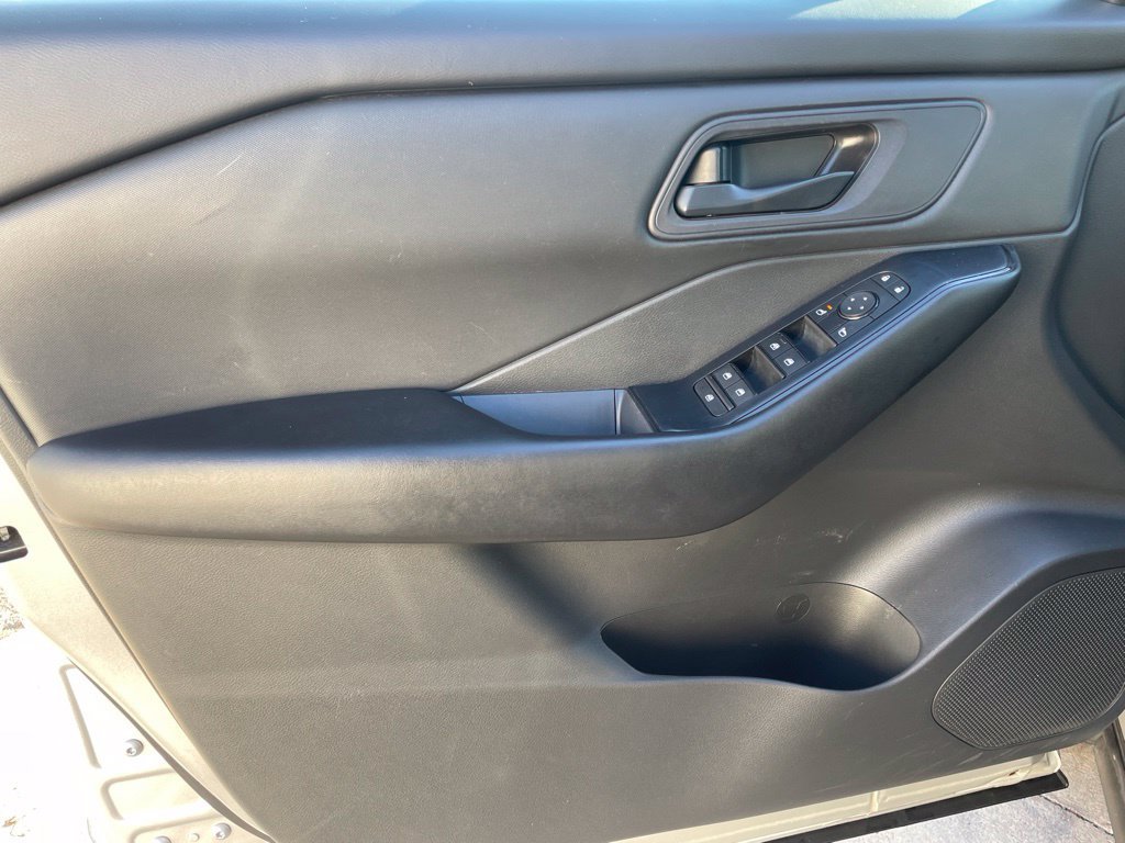 Used 2024 Nissan Rogue S AWD/4WD image 17