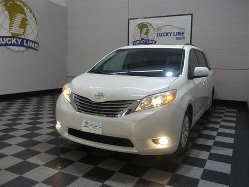 Used 2016 Toyota Sienna XLE w/ XLE Navigation Package FWD image 4