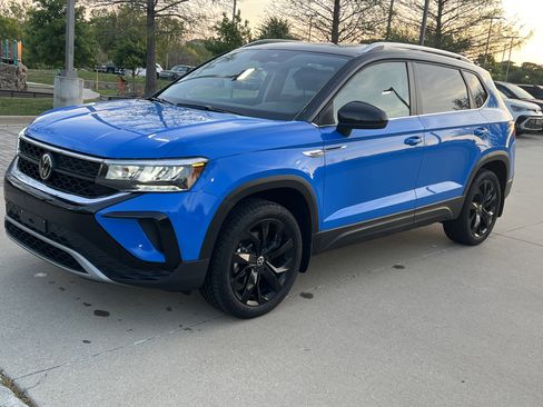 Certified 2024 Volkswagen Taos SE w/ Panoramic Sunroof Package image 5