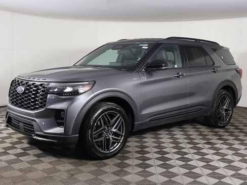 Used 2025 Ford Explorer ST-Line w/ ST-Line Street Pack image 9