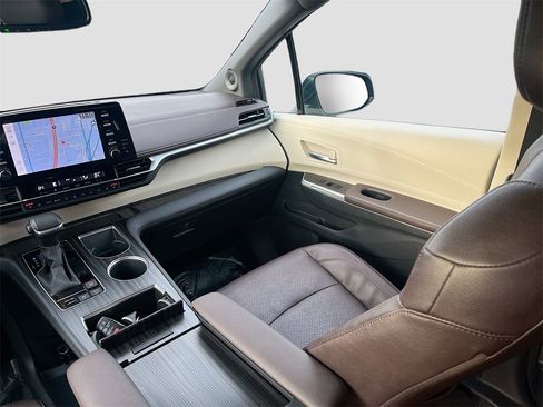 Used 2024 Toyota Sienna Platinum image 25