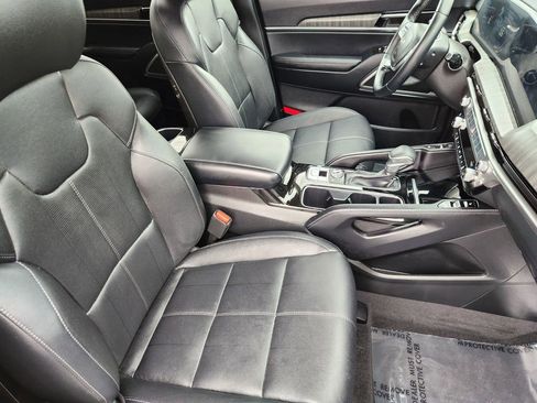 Used 2025 Kia Telluride EX w/ EX Captain's Chair Package image 17