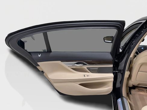 Used 2018 BMW 740i image 21