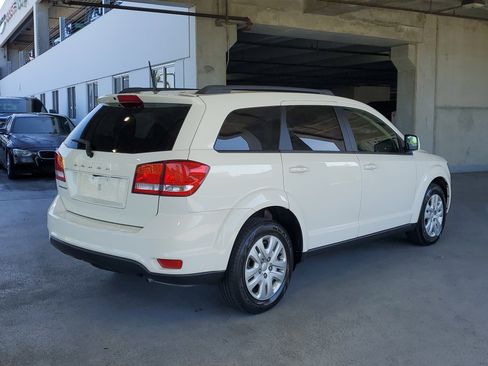 Used 2019 Dodge Journey SE FWD image 2