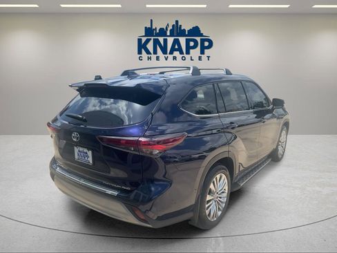 Used 2025 Toyota Highlander Platinum AWD/4WD image 2