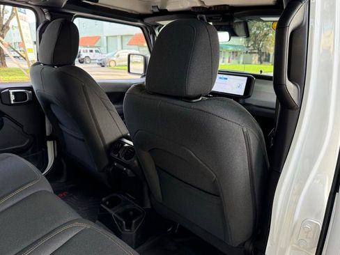 Certified 2024 Jeep Gladiator Sport image 40