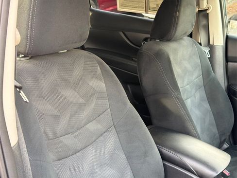 Used 2016 Nissan Rogue SV w/ SV Premium Package image 12