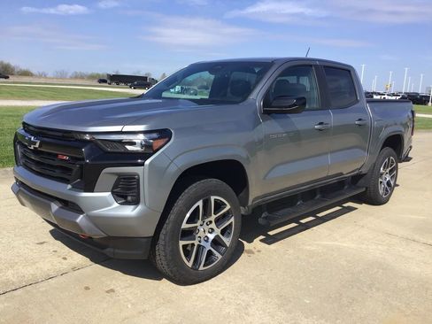 Used 2024 Chevrolet Colorado Z71 w/ Z71 Convenience Package 2 image 3