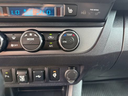 Used 2020 Toyota Tacoma TRD Off-Road w/ TRD Premium Off Road Package AWD/4WD image 31