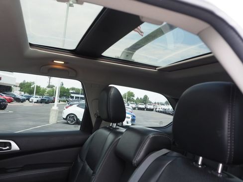 Used 2019 Nissan Pathfinder Platinum AWD/4WD image 17