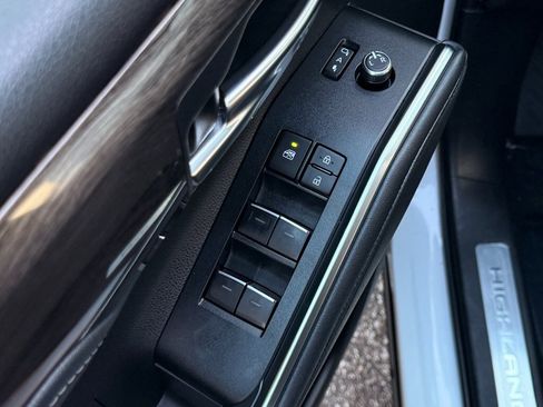 Used 2024 Toyota Highlander Limited image 35