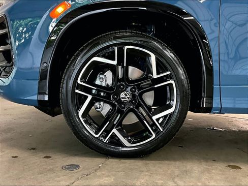 New 2026 Volkswagen Tiguan SEL R-Line AWD/4WD image 9