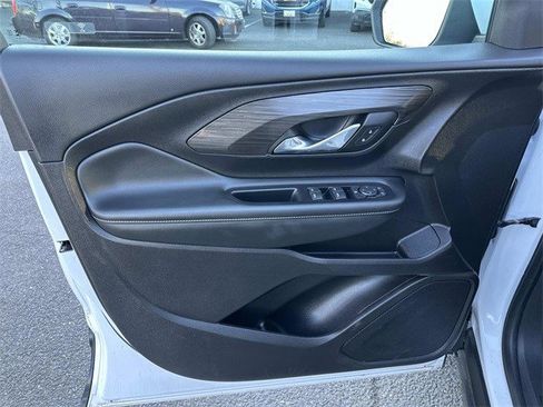 Used 2024 GMC Terrain SLE image 18