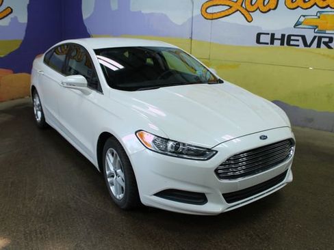 Used 2015 Ford Fusion SE image 2