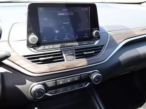 Used 2025 Nissan Altima 2.5 SV FWD image 6